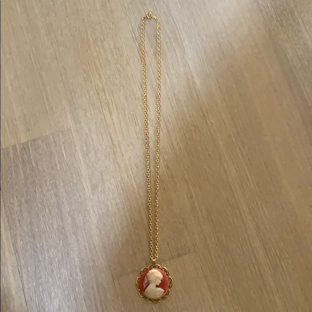 Pendant cameo necklace